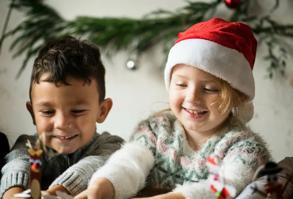 Två barn firar jul i gemenskap under det öppna Julfirandet i Stockholm "Jul i gemenskap"