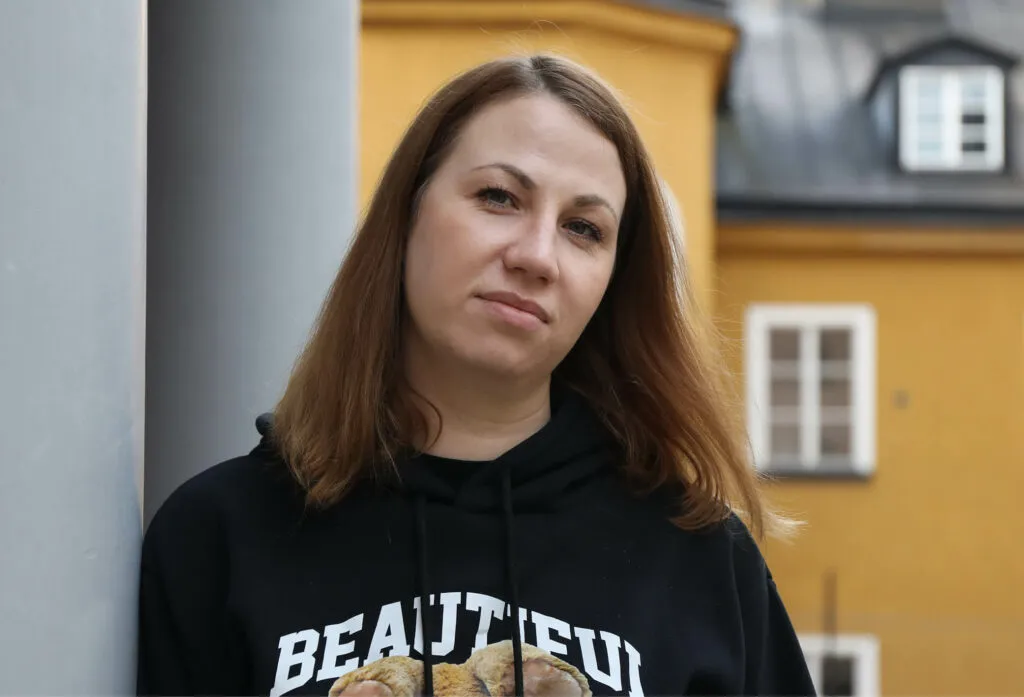 Porträttbild på Hanna Tylna, tolk från Ukrainska till svenska och ryska till svenska, utanför Sociala Missionens mottagning.