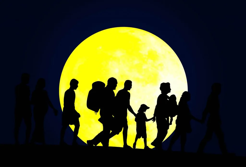 Illustration av flyktingar som flyr i natten som silhuetter mot en stor fullmåne.