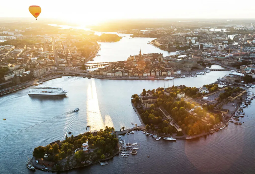 Drönarbild över Stockholm i solnedgång. Symbolisk bild för Sociala Missionens kostnadsfria seminarier för äldre i Stockholm med teman för att främja hälsa och glädje.
