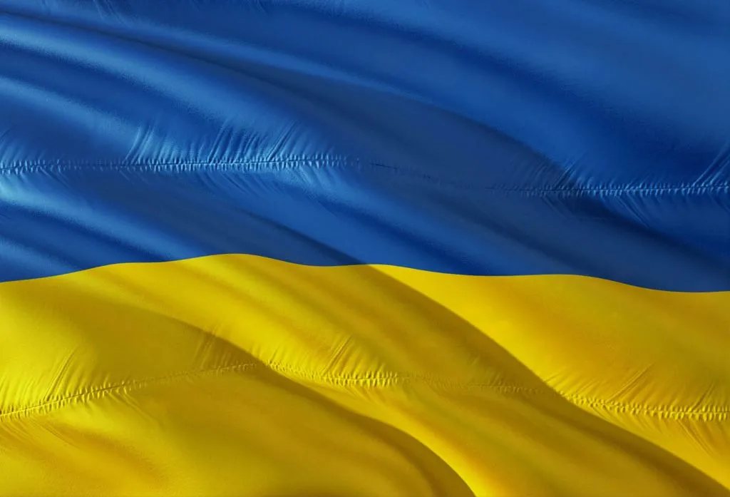 Ukrainsk flagga symboliserar Mötesplats Ukraina med stöd, praktisk hjälp och rådgivning för Ukrainska flyktingar i Stockholm.