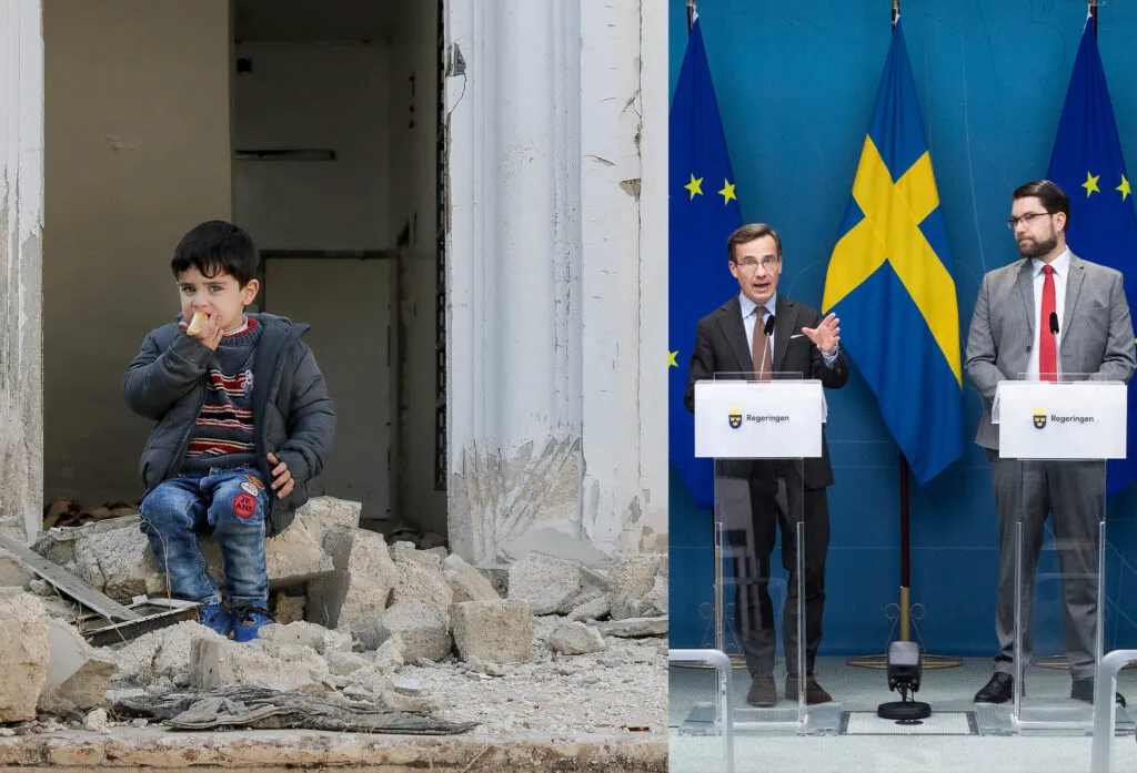 Halva bilden beskuren och visar ett barn som sitter och äter en bit apelsin i spillrorna av ett hus som blivit förstört till följd av krig, andra halvan av bilden på statsminister Ulf Kristersson och partiledaren Jimmie Åkesson under en pressträff om Tidöavtalet.