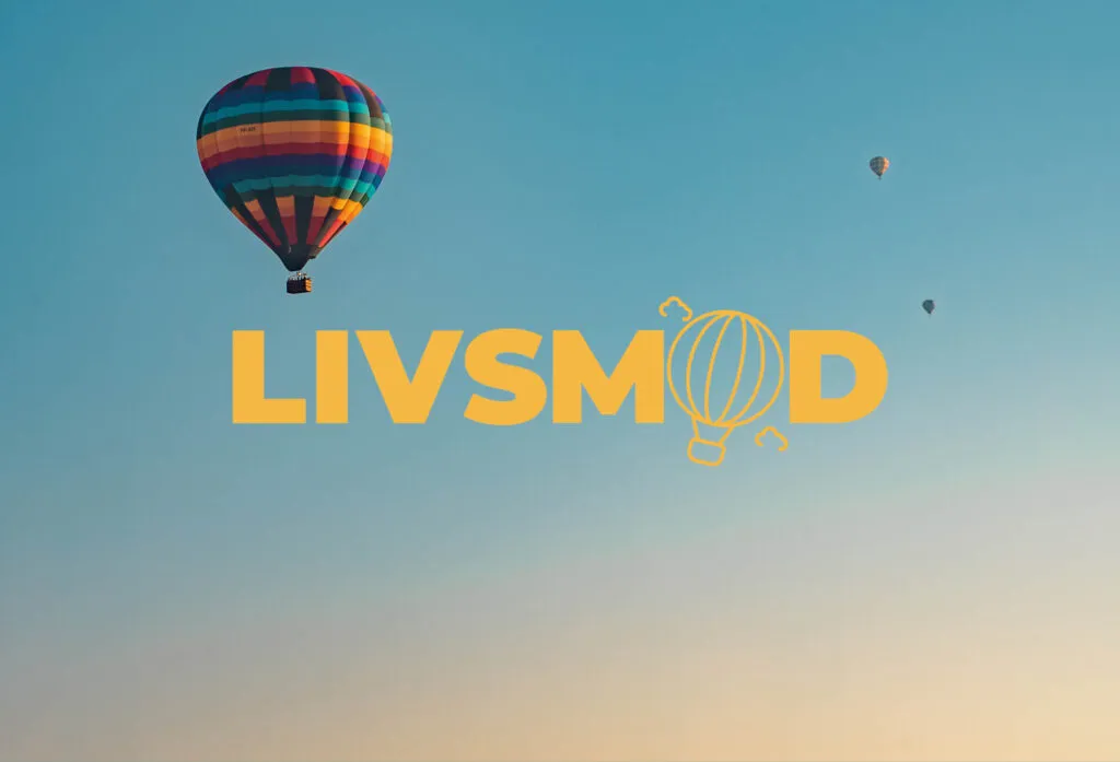 Himmel i solnedgång med flera färggranna luftballonger. Över bilden ligger loggan "LIVSMOD", och är en symbolisk bild för det kostnadsfria seminariet "Livsmod – för kropp och själ" som riktar sig till äldre och personer som arbetar med äldre, i Stockholm.