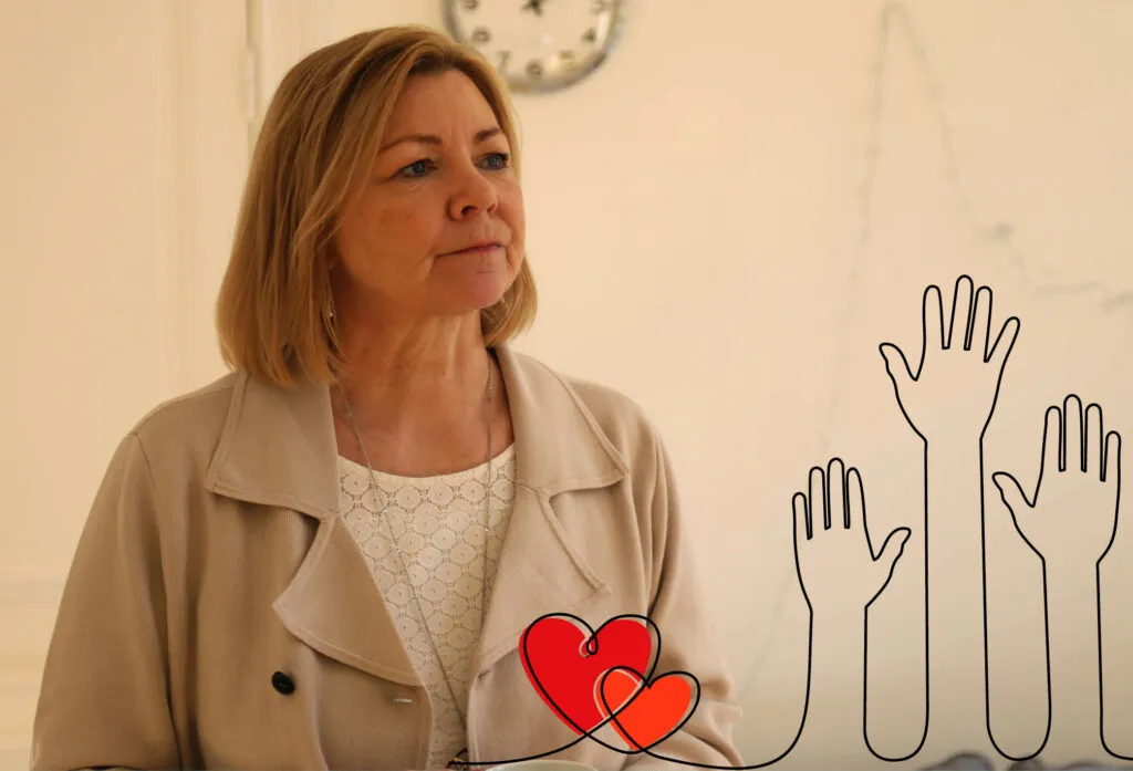 Bild på Sociala Missionens verksamhetschef Elaine Lindblom med en illustration över bilden som visar tre händer som räcker upp händerna knutna till hjärtan som symbol för rubriken och hur volontärer och ideellt arbete står högt upp på önskelistan inom välfärden.