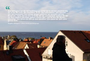 Bild på Birgitta, tidigare deltagare i en Livsnära samtalsgrupp, blickandes ut över en utsikt av Visby och havet intill Vårdklockans kyrka. Över bilden finns text med citatet: "'Som deltagare i en sån här berättargrupp så har det ju absolut påverkat mig att se hur lika vi är, alla människor. Vi har våra erfarenheter, våra historier och våra berättelser som många gånger påminner om varandra och kan förstå att… 'Jaha, det var inte så farligt det där som jag hade upplevt, för det var flera stycken som hade upplevt samma sak'… och då blev det liksom… mänskligt, och lättare att titta på dem händelser som också har varit svåra genom livet.'  Birgitta, deltagare i Lilians första berättargrupp"