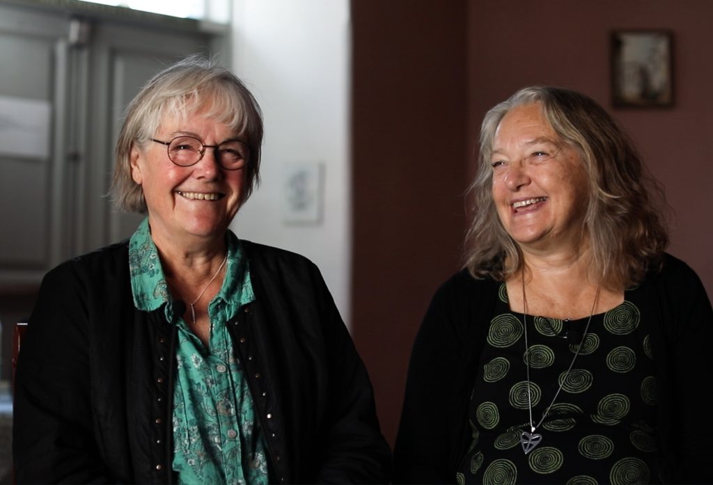 Bild på Lilian Edman och Birgitta Thole, skrattandes framifrån. Lilian, till höger, har gått gruppledarutbildningen i Livsnära Samtal och sedan startat upp samtalsgrupper för äldre på Gotland. Birgitta, till vänster i bild, är en av deltagarna från Lilians första Livsberättargrupp i Livsnära samtal.