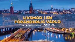 Drönarbild över Stockholm stad nattid. Över bilden står text: Rubrik: "LIVSMOD I EN FÖRÄNDERLIG VÄRLD", underrubrik: "TEMAN: Boende, ekonomi & hälsa för äldre".
