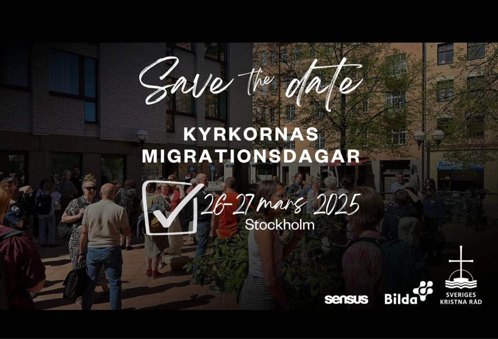 Bild från tidigare träff under kyrkornas migrationsdagar på personer som står och pratar med varandra, med text över bilden "Save the date – kyrkornas migrationsdagar. 26-27 mars 2025 Stockholm. Och loggorna av arrangörerna Studieförbundet Bilda, Sensus och Sveriges kristna råd.