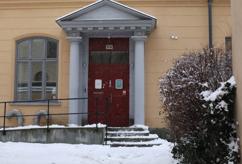 Bild på fasade på Sociala Missionens mottagning för drop in och bokade möten för juridisk rådgivning under vintertid med snö på marken.