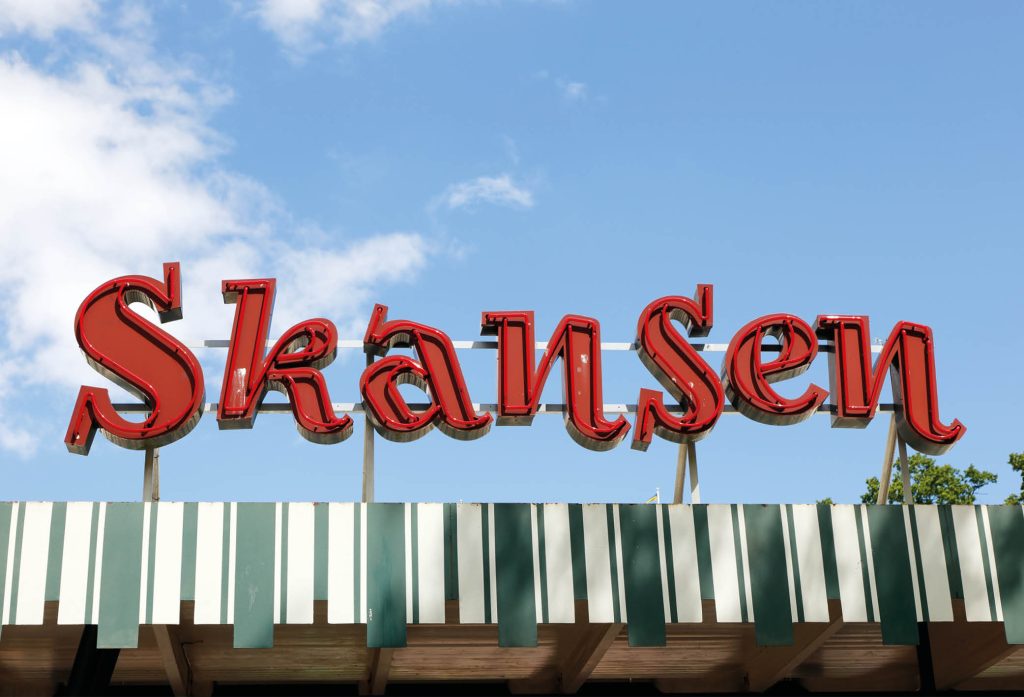 Närbild av skylten ovanför ingången till friluftsmuseet Skansen på Djurgården, Stockholm, Sverige – 22 juni 2015.