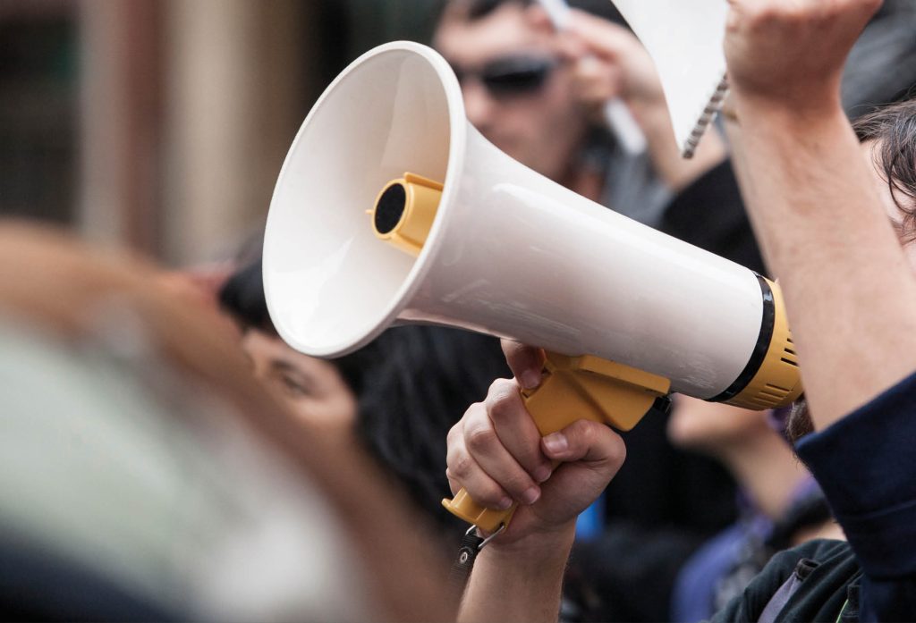 Närbild på megafon under ett demonstrationståg för att belysa Sociala Missionens opinion och varning för konsekvenserna av av SOU 2025:53 – kvalificering till välfärden!