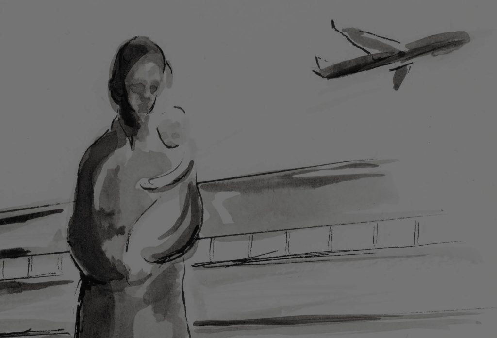 Illustration av en förälder som håller sitt barn i famnen, stående på en flygplats, med ett flygplan som lyfter i bakgrunden.
