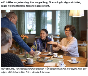 Bild på samtalsgrupp som träffas varje torsdag i Åbybergskyrkan för fika och gemenskap. 